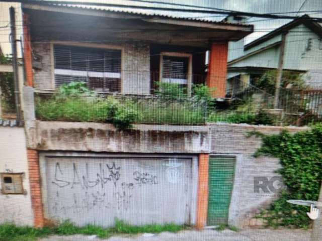 Casa necessitando de reformas com ótimo potencial para fins residencial ou comercial no bairro Medianeira com 4 dormitórios. A casa principal possui 3 dormitórios com 1 suíte, 2 salas de estar, sendo 