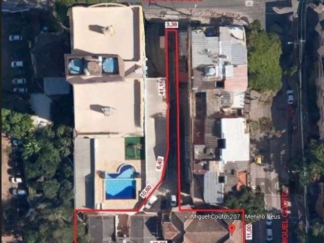 Terreno   no bairro Menino Deus &lt;BR&gt;Terreno no bairro Menino Deus.&lt;BR&gt;Plano e com duas frentes.&lt;BR&gt;Venda conjunta com Prédio na Rua Miguel Couto, 207, conforme consta em fotos anexad