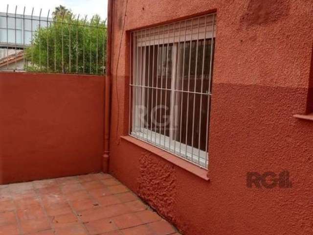 Apartamento térreo de 02 dormitórios com pátio, amplo banheiro com ventilação natural, cozinha, área de serviço, sala com acesso ao pátio. Transporte público em frente ao prédio, restaurantes, lojas, 