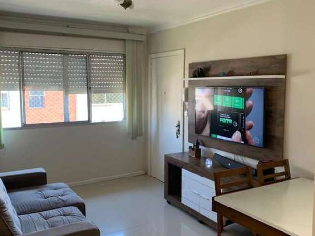 Apartamento no bairro Jardim Itu, com 2 dormitórios, sala ampla para 2 ambientes, reformado, semi mobiliado, cozinha ficam os móveis, fica ar condicionado na sala e nos dormitórios. Banheiro com box d