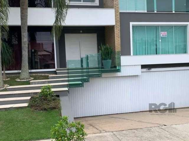 Luxuosa casa residencial em Jurerê Internacional! Na melhor localização do bairro. Possui todos os requisitos necessários para se viver com conforto, segurança e muita qualidade de vida. Próxima a pra