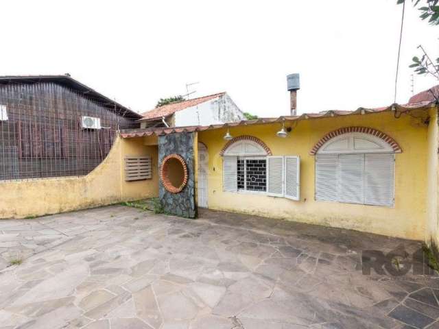 Casa de alvenaria, três dormitórios, sendo uma  suíte com banheira, living para dois ambientes com ar condicionado e lareira, ventilador de teto, cozinha com balcão, banheiro social, área de serviço c