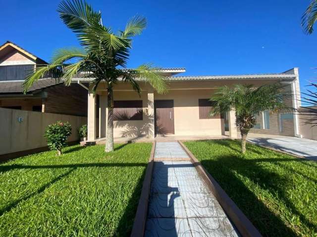 Casa de alvenaria  com Três dormitórios sendo uma suite , localizada em Torres no bairro Paraiso . toda cercada com patio frente e fundos , living integrados , lavanderia separada , vaga para dois car