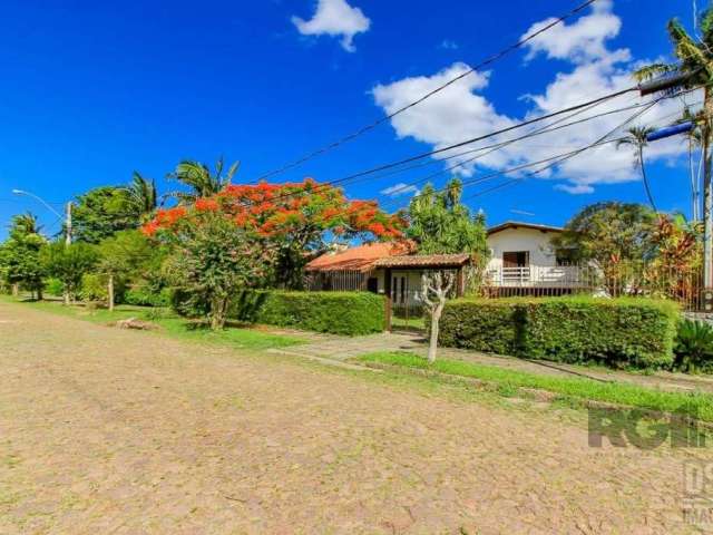 Ampla casa em Ipanema  com 395m² de área construída em belíssimo terreno com quase 1000m², com  6 quartos, 5 banheiros e 5 vagas de garagem.&lt;BR&gt;&lt;BR&gt;Living amplo, cozinha, lavanderia, área 