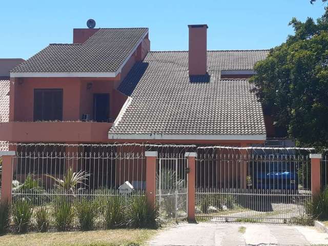 Casa alto padrão com finos acabamentos, terreno amplo e bem localizada, área de lazer e sistema de segurança são os diferenciais deste imóvel.&lt;BR&gt;4 dormitórios, sala, cozinha, banheiro, área de 