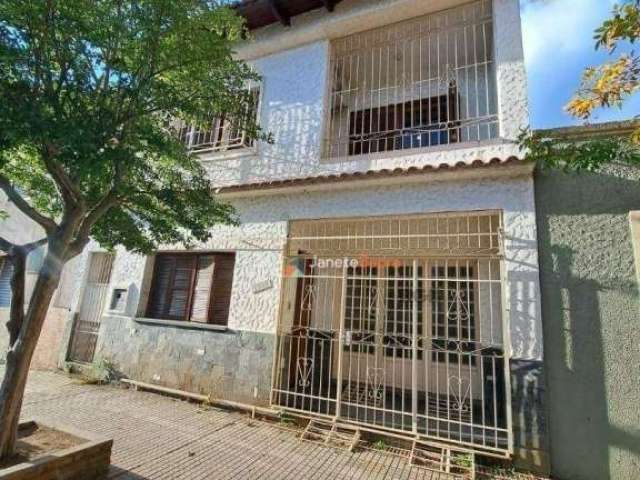 Casa com 5 dormitórios, (1 sendo suíte), sala, sacada, cozinha, área de serviço, pátio pequeno com acesso pela lateral da casa e churrasqueira.