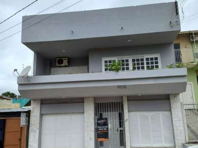 Casa com 3 dormitórios (1 sendo suíte),  4 banheiros, ampla sala de estar com sacada, cozinha, garagem para 2 carros, piscina e área com churrasqueira. &lt;BR&gt;O imóvel é localizado na área central 