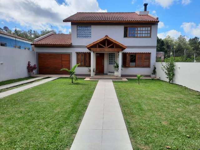 Linda casa ideal para família com 3 dormitórios (todos sendo suíte), cozinha, sala com sala de jantar, mezanino com lareira super aconchegante. Área de serviço, churrasqueira, piscina com um lindo pát