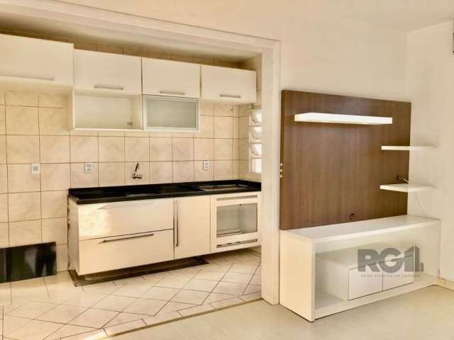 Apartamento 2 Dormitórios  56,20 m² ,  semi mobiliado, living dois ambientes, piso laminado,banheiro social com  box  de vidro  temperado, ventilação natural, cozinha americana, área de serviço com ve