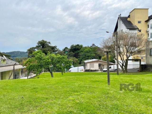 Ótimo terreno no bairro Floresta em Gramado, com 275m² (25 x 11m), em aclive, cercado e murado. Em rua asfaltada. Localizado em ótima região próximo do Centro. Solicite mais informações.