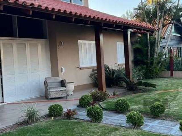 Casa  de 5 dormitórios, sendo 4 suítes&lt;BR&gt;localizada no coração de Atlântida. &lt;BR&gt;Terreno 18x36 .Posição solar frente mar, ótima vizinhança, Pronta para o uso.&lt;BR&gt;Lado mar , uma quad