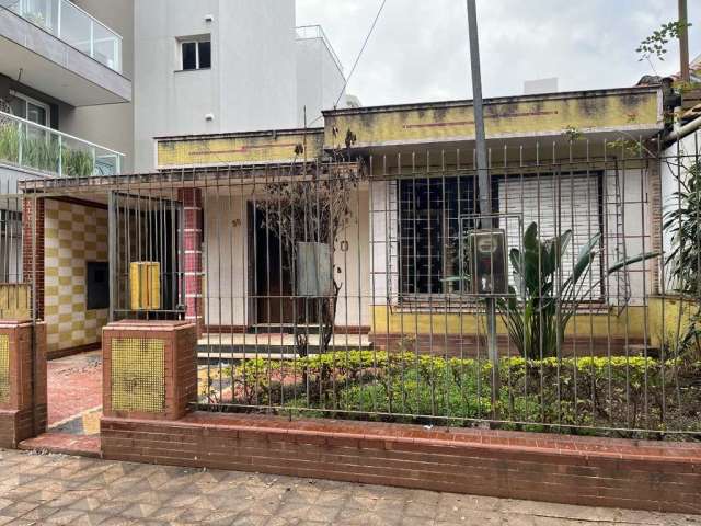 Casa em terreno de 12x30m em excelente localização comercial.