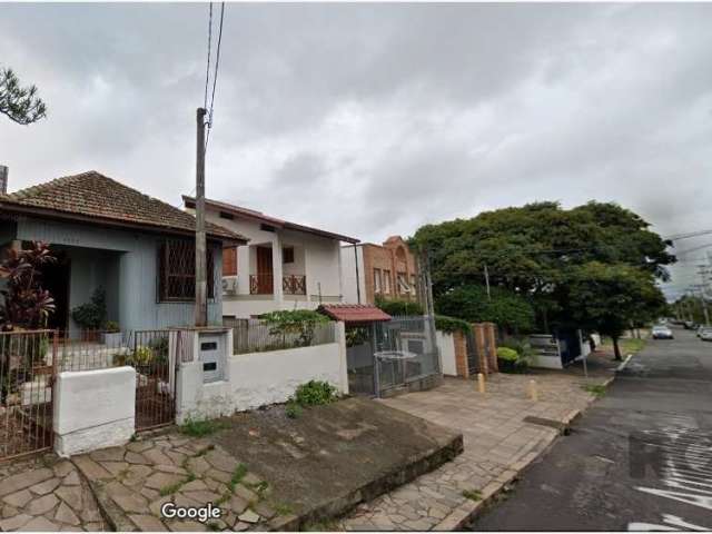 Terreno com otima localização, medindo 11 x 70 = 770m², plano.&lt;BR&gt;Vamos visitar?&lt;BR&gt;A região da Tristeza é conhecida por sua tranquilidade, excelentes opções de comércio e serviços, além d