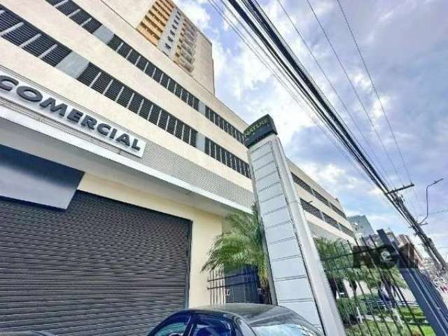 Vende  sala comercial, com  34m², bem iluminada com uma vaga escriturada de garagem.&lt;BR&gt;Portaria, Hall com recepção e segurança.&lt;BR&gt;São 3 Elevadores e a sala está no 6º andar.&lt;BR&gt;Pró