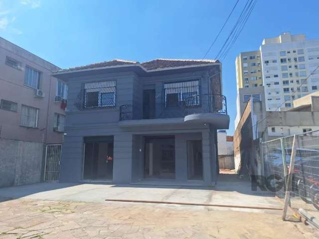 Excelente casa comercial reformada na Oscar Pereira!!&lt;BR&gt;&lt;BR&gt;Casa de dois pisos com estacionamento para mais de 6 carros na frente.&lt;BR&gt;No primeiro andar, 3 salas amplas, 2 banheiros 