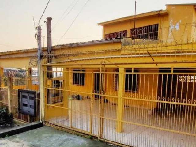 Imóvel de 1 dormitório, cozinha e sala conjugada, 1 banheiro, lavanderia no andar superior, 1 vaga para carro coberta, gradeado, piso frio, bem ventilado e arejado com vista da cidade e rio, próximo a