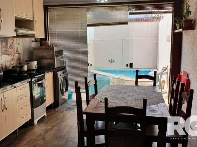 Casa com 3 pisos com possibilidade de ampliação. 106m² de área privativa, tendo no primeiro pavimento living, lavabo, ampla cozinha, pátio com piscina. Segundo pavimento com dois dormitórios, sendo um