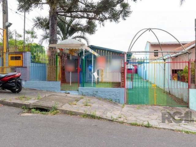 Casa comercial  em Porto Alegre.&lt;BR&gt;&lt;BR&gt;Essa casa é perfeita para o seu negócio. Possui infraestrutura completa, com frente para rua. A localização é privilegiada e oferece facilidade de a