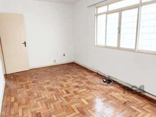 Casa 2 dormitórios e garagem conjunto com loja comercial na Oscar Pereira!&lt;BR&gt;&lt;BR&gt;Imóvel conta com ambientes amplos, dois quartos, sala, cozinha, lavanderia separada,1 banheiro. Bem ensola