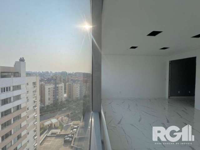 Sala comercial no Home Nilo Office no bairro Jardim Europa. São 37 m2 com 1 banheiro e vaga escriturada coberta.&lt;BR&gt;&lt;BR&gt;Já com piso em porcelanato, divisória e teto em gesso.&lt;BR&gt;&lt;