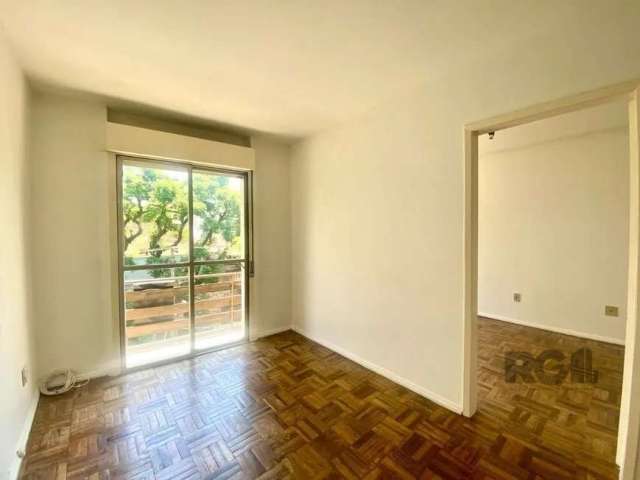 Ótimo apartamento de 01 dormitorio amplo, sala de estar grande, cozinha com armários, área de serviço.&lt;BR&gt;O imóvel está original mas em otimo estado de conservação, piso em parquet.&lt;BR&gt;O c