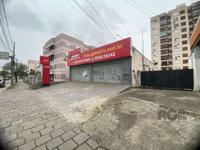 Ampla loja comercial com 840m² de área prívativa sendo divida em dois pisos, possui espaço em média de 6 vagas na frente mais opção de vagas nos fundos em terreno que integra a loja. Possui piso ao ni