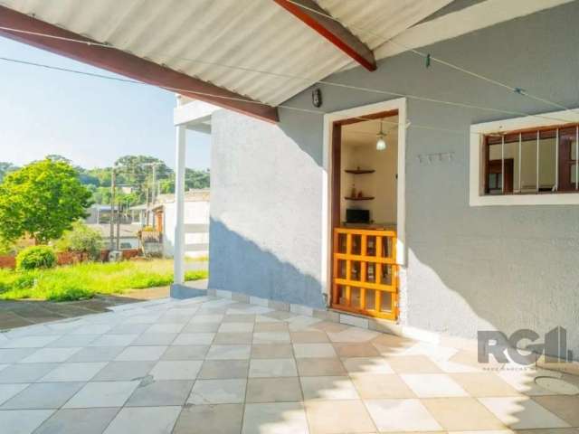 Excelente casa de 2 pavimentos. No térreo, dispõe de uma ampla sala de estar para 2 ambientes, cozinha espaçosa, banheiro e garagem coberta. O segundo andar abriga três dormitórios, sendo um deles suí