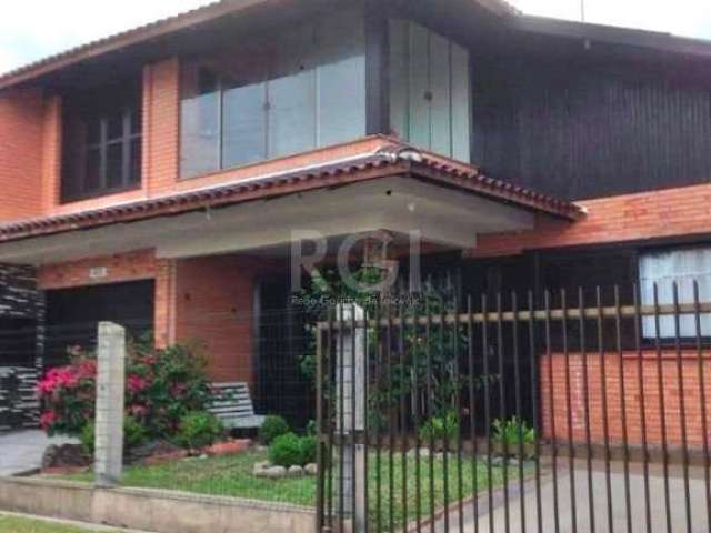 Casa  Na Praia da Cal em Torres para comprar com  ótima localização com vista para o Mar.&lt;BR&gt;Andar inferior - Três dormitórios, sala de estar e jantar, cozinha, área de serviço, três banheiros, 