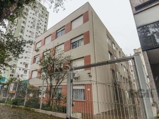 Ótimo apartamento no bairro Petrópolis, fundos, com 76m² privativos, de 2 dormitórios. Possui sala ampla, 2 dormitórios, banheiro com box de vidro e ventilação natural, área de serviço, dependência e 