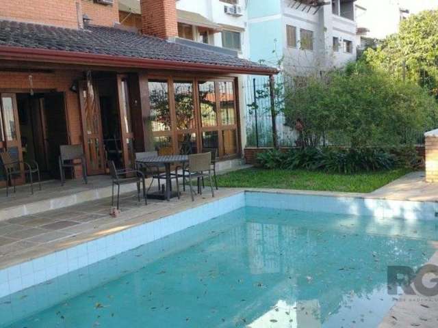 Excelente casa com 4 dormitórios, sendo 1 suíte, living amplo para dois ambientes com lareira, cozinha, área de serviço, sala de jogos, espaço gourmet com churrasqueira, piscina, 2 vagas cobertas.&lt;