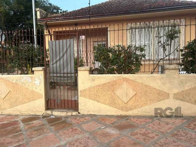 Ótima casa ,no bairro Partenon, 3dormitorios, living amplo, banheirosocial, cozinha, área de serviçocomchurrasqueira, deposito, baheiro auxiliar. pátio amplo,espaçopara piscina, 2 garagens cobertas. G