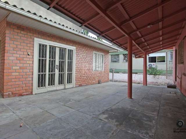 Ótima casa no bairro Medianeira, em terreno medindo 11x14m (154m²), toda de alvenaria. Possui living amplo, 1 dormitório, banheiro, copa cozinha espaçosa. Pátio na frente e laterais. Nos fundos possui