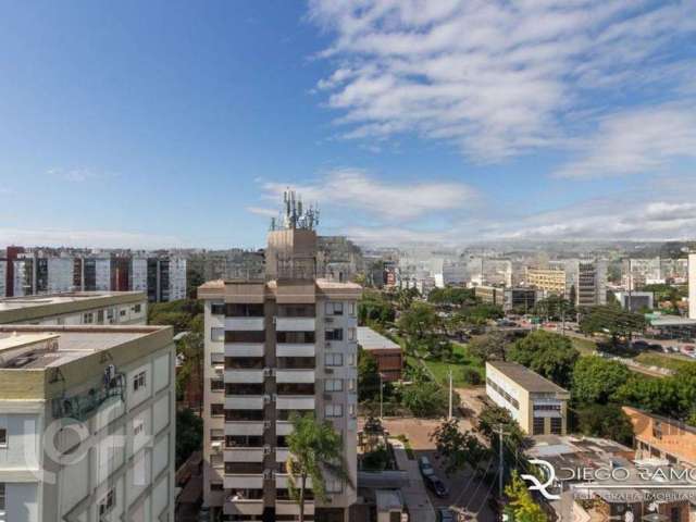 Apartamento em andar alto, com 2 dormitórios, sendo 1 suíte, 2 sacadas, churrasqueira, água quente em ambos banheiros e cozinha com área de serviço. Prédio em ótima localização, perto de todas as faci