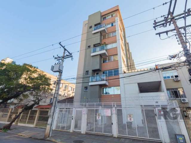 Duplex com 2 dormitórios, sendo uma suíte, garden privativo com churrasqueira e garagem coberta.  &lt;BR&gt;Planta contemporânea, ideal para um estilo de vida moderno. Localizado no coração do Menino 