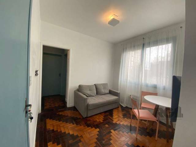 Apartamento MOBILIADO de 1 dormitório, sala, banheiro, cozinha e área de serviço. Imóvel super bem localizado na Avenida Bastian no bairro Menino Deus! A 65 metros do Shopping Praia de Belas, 350 metr