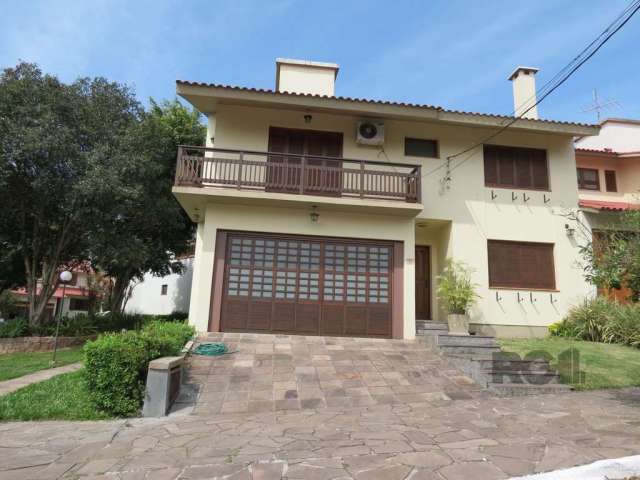 Casa em Condomínio | Bairro Teresópolis | Com infraestrutura&lt;BR&gt;&lt;BR&gt;Lindo sobrado com 3 dormitórios, suíte master, sacada e closet. Sala de TV e escritório. Living 3 ambientes, com lareira