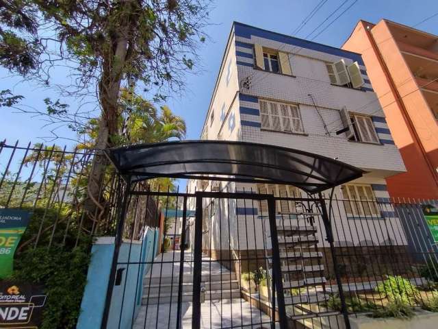 Excelente apartamento térreo de três dormitórios sendo um deles com closed, ótima posição solar Norte/Sul, prédio sem elevador e sem vaga de garagem, localizado entre a Nilópolis e Protásio Alves, jun