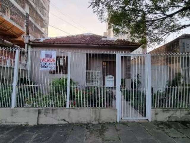 Terreno 330 mq com casa e vagas para carro na Av. Benno Mentz - Ótima localização, terreno plano e casa com sala, tres quartos, cozinha, banheiro, pátio com arvores frutíferas, estacionamento para doi