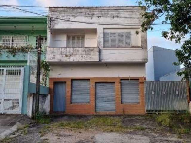 Sobrado  com apartamento em cima e loja embaixo, estacionamento, em terreno 10x30 a venda no Bairro Jardim Itu.  Lojão embaixo com dois banheiros e divisórias, apartamento com 03 dormitórios, sala com