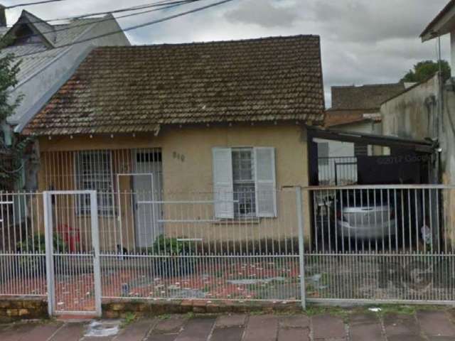 Excelente terreno com casa de 67m²,com 3 dormitorios e edícula de 2 dormitorios ,sala, cozinha e banheiro ao fundo ,as duas edificações necessitando reforma,em localização privilegiada, podendo ser us