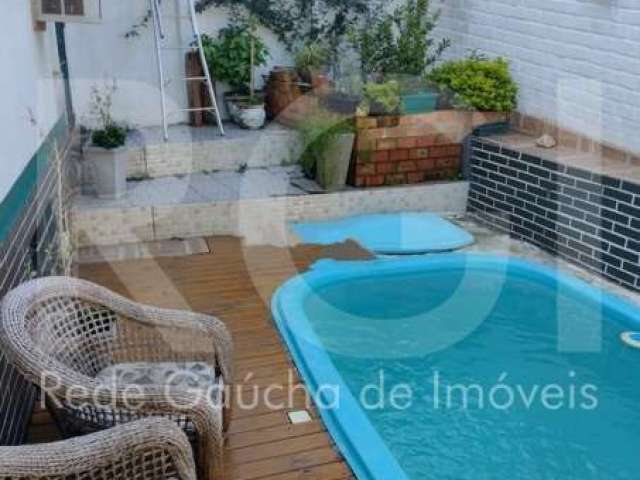 Vende casa com 191,40 m² no Bairro Medianeira em Porto Alegre. Com 3  dormitórios sendo 2 suites, 1 banheiro social e 1 lavabo, com sala de estar, sala de jantar,  copa- cozinha, e lavanderia. Garagem