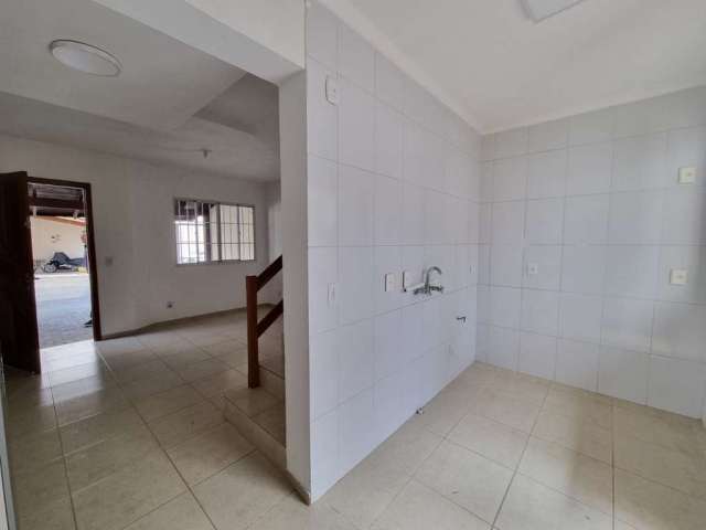 Casa em condomínio fechado no bairro Ipanema. Próximo a orla, em rua sem saída. 75m² privativos, living amplo com lavabo, cozinha, churrasqueira. São 02 dormitórios com 1 banheiro social. 1 vaga em fr