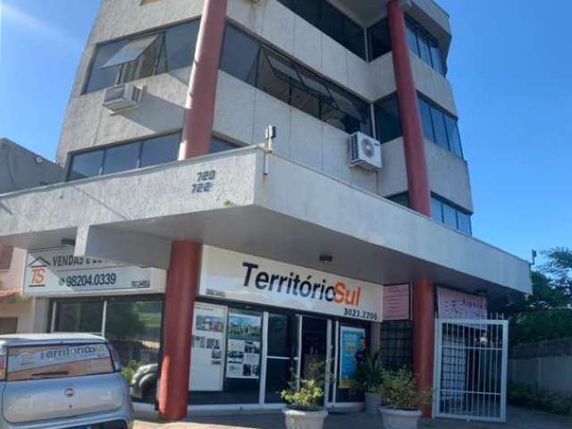 Loja com mezanino e 1 banheiro no prédio comercial Shamballa Center, na Av. Tramandaí.&lt;BR&gt;Prédio com estacionamento, elevador e zeladoria 24hrs.