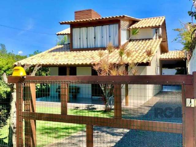 Casa beira mar no Balneario atlântico com 2 dormitórios no andar de baixo e um banheiro social e uma enorme suite no andar de cima de frente pro mar , Sala de estar e cozinha estilo americana integrad