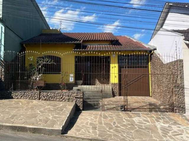 Casa 3 dormitórios com opção para 4, 2 salas amplas, cozinha ampla, despensa, garagem fechada, pátio. Agende uma visita com um dos nossos corretores especialistas.