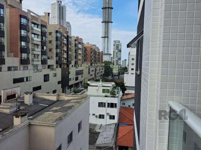 APARTAMENTO DE 2 DOMIRTORIOS - BALNEÁRIO CAMBORIU - SC &lt;BR&gt;&lt;BR&gt;Apartamento semi-mobiliado, com 2 dormitórios, sendo 1 suíte, localizado em uma das áreas mais desejadas da cidade. Dispõe de