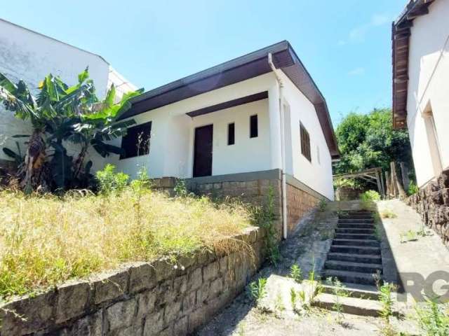 Casa com 2 dormitórios e pátio no bairro Vila Nova.&lt;BR&gt;&lt;BR&gt;&lt;BR&gt;Imóvel com sala de estar ampla, cozinha, banheiro e dois dormitórios.&lt;BR&gt;Conta com pátio de frente e fundos, vaga