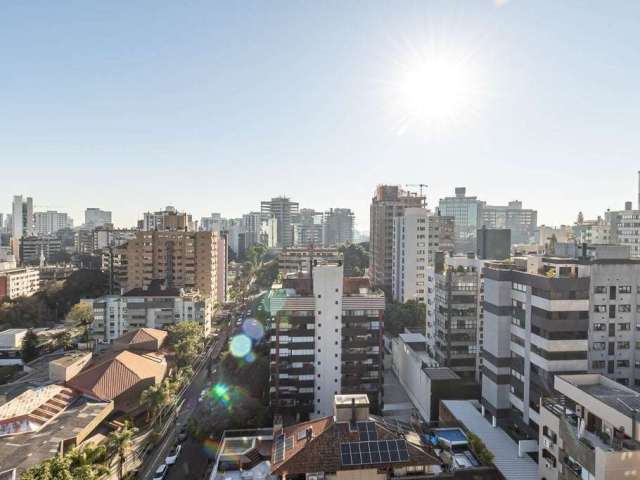 Apartamento de andar inteiro no 14º andar, com vista definida para toda cidade. São 317m², 3 suítes, a suíte máster com closet e hidromassagem. O arquiteto Isay Weinfeld assina o novo projeto da Kopst