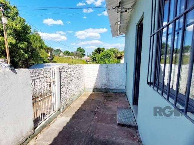 Berté aluga casa 02 dormitórios no bairro Medianeira!&lt;BR&gt;&lt;BR&gt;Casa com pátio independente, dois quartos, cozinha e sala de estar espaçosa, 1 banheiro, lavanderia separada, casa em condomini