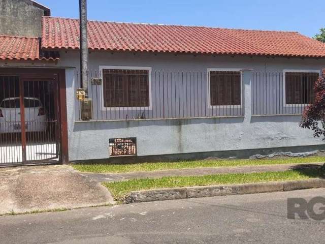 EXCELENTE CASA TÉRREA EM LOTEAMENTO  DE CASAS NOVAS. CASA  02 DORMITORIOS COM BANHEIRO SOCIAL, LIVING COM COZINHA AMERICANA. PEÇAS AMPLAS E AREJADAS COM EXCELENTE POSIÇÃO SOLAR.&lt;BR&gt;FUNDOS COM CH